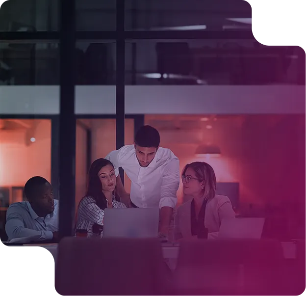 Consultant examinant des plans de projet avec un client