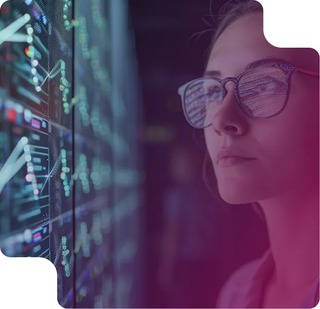 Analyste en cybersécurité examinant des données de sécurité sur un écran